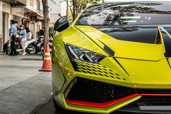Cận cảnh Lamborghini Huracan độ theo phong cách STO tại TP.HCM