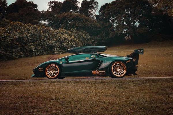 Lamborghini Aventador với bản độ Liberty Walk siêu độc đáo