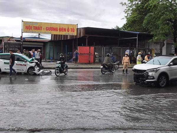Xe taxi tông trực diện ô tô Hyundai Santa Fe khiến cả hai phương tiện vỡ nát phần đầu xe