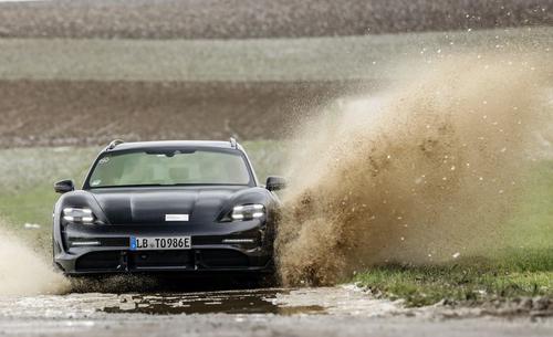 Porsche xác nhận Taycan Cross Turismo Wagon sắp ra mắt