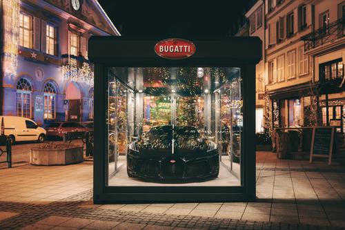 Siêu xe đắt nhất thế giới của Bugatti được trưng bày mừng Giáng sinh