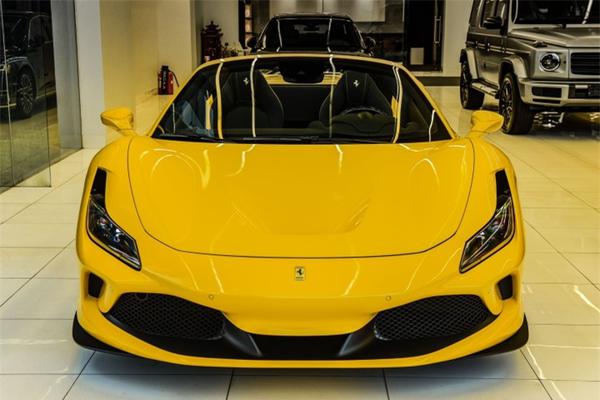 Cận cảnh siêu xe Ferrari F8 Spider với gói nội thất carbon tại Hà Nội