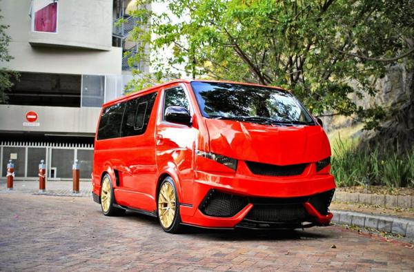 Minivan Toyota HiAce độ phong cách siêu xe Lamborghini, dùng động cơ V12 mạnh 600 mã lực