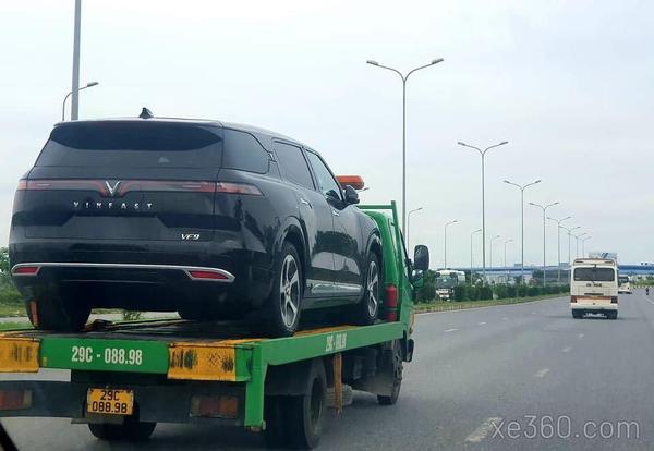 VinFast VF9 xuất hiện tại cao tốc Hải Phòng, chờ ngày bàn giao cho khách