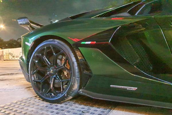 Chiêm ngưỡng Lamborghini Aventador SVJ sở hữu màu sơn độc nhất tại Việt Nam