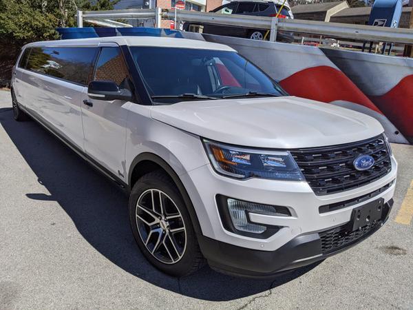 Ford Explorer phiên bản độ limousine được rao bán với giá 60.000 USD