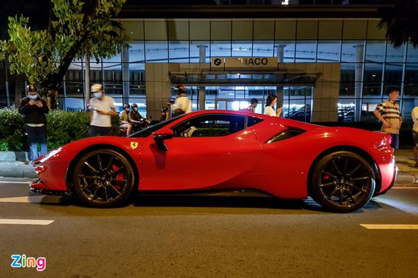 Cận cảnh chiếc Ferrari SF90 Stradale đầu tiên tại Việt Nam lăn bánh trên phố