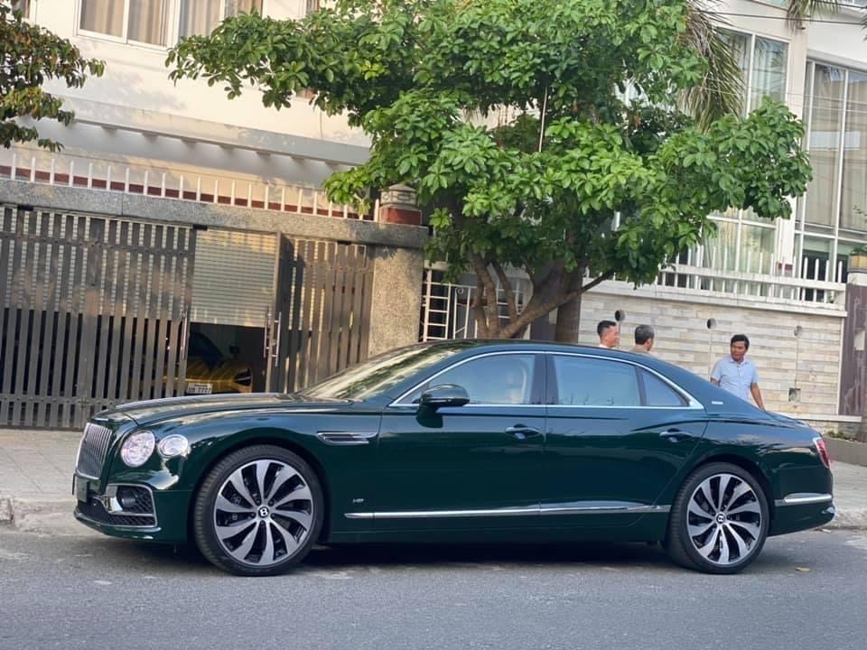 Ảnh Bentley Flying Spur First Edition về nước với màu xanh lá cây