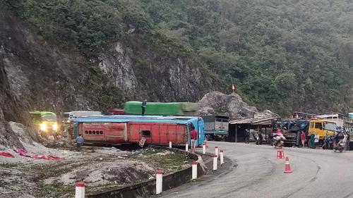 Xe khách mất phanh đâm liên hoàn vào vật cản khiến 10 người bị thương, 2 người tử vong