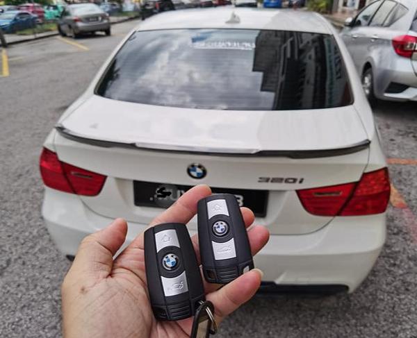 BMW 320i không mở khoá bằng remote chìa khoá được