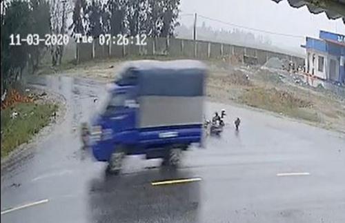 Truy tìm tài xế bỏ chạy sau va chạm khiến 2 nữ sinh bị thương nặng