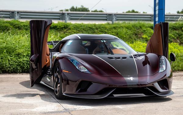 McLaren Senna "dạo phố" cùng loạt siêu xe tại Hạ Long