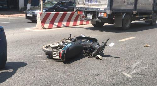 Va chạm với xe tải, hai ông cháu bị bánh xe cán qua tử vong tại chỗ