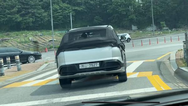 Mẫu SUV chạy điện mới của Kia lộ diện, kích cỡ tương đương Seltos