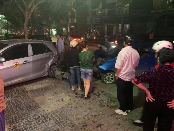 Kia Morning tông tử vong 1 phụ nữ trung niên rồi lao lên vỉa hè đâm vào một ô tô khác