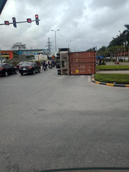 Xe container đầu kéo đang ôm cua rồi lật ngang giữa đường khiến giao thông ùn tắc nghiêm trọng