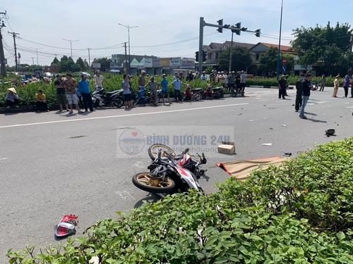 Vượt đèn đỏ, thanh niên đâm thẳng vào xe máy của cặp vợ chồng, người vợ tử vong tại chỗ