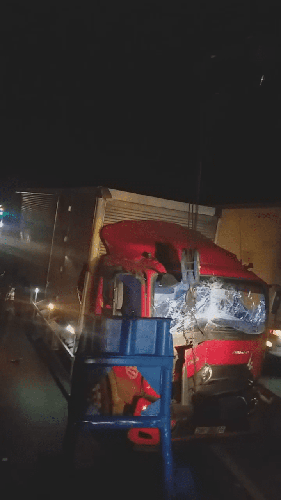 Ô tô tải tông vào ô tô gặp nạn đang dừng đỗ, khiến 2 người tử vong tại chỗ