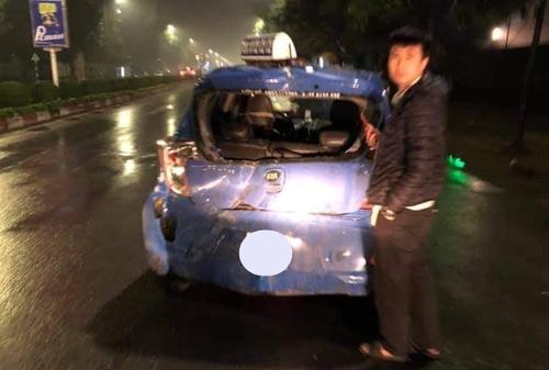 Xe bán tải tông đuôi 2 taxi khi dừng đèn đỏ khiến 1 nữ hành khách trong tình trạng nguy kịch