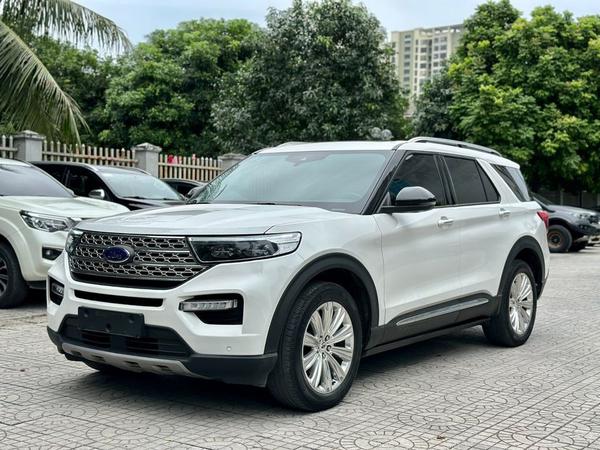 Xe SUV nhập khẩu Mỹ Ford Explorer bất ngờ giảm giá gần nửa tỷ đồng dịp gần Tết