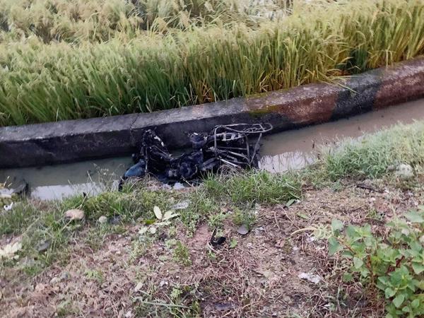 Xe tải chở cá va chạm xe máy tại ngã tư hỏng đèn giao thông khiến 1 người bị thương nặng