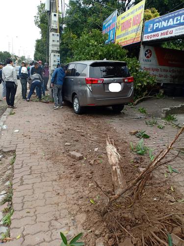 Ô tô 7 chỗ Toyota Innova mất lái, hết tông đổ cây xanh rồi húc vào cột điện