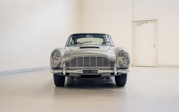 Aston Martin DB5 của cố diễn viên thủ vai James Bond được rao bán đấu giá