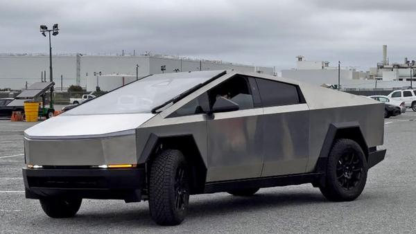 Bán tải điện Tesla Cybertruck dính đầy lỗi, chủ xe đòi hãng đổi xe mới