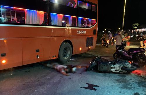 Va chạm giữa xe khách Phương Trang và xe máy khiến 1 người tử vong tại chỗ