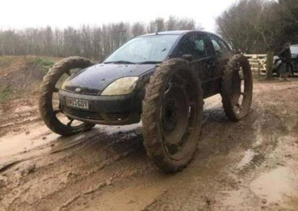 Cười toét miệng với "bí kíp" sửa xe bất đắt dĩ của các dân chơi