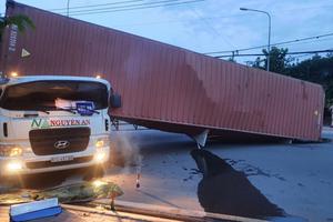 Quay xe gấp, tài xế tử vong tại chỗ vì bị thùng container đè bẹp cabin