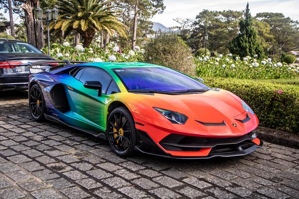 Ngắm Lamborghini Aventador SVJ bảy sắc cầu vồng tại TP.HCM