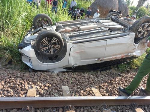 Ô tô Mitsubishi Xpander bị tàu hỏa tông trúng tại Quảng Ngãi