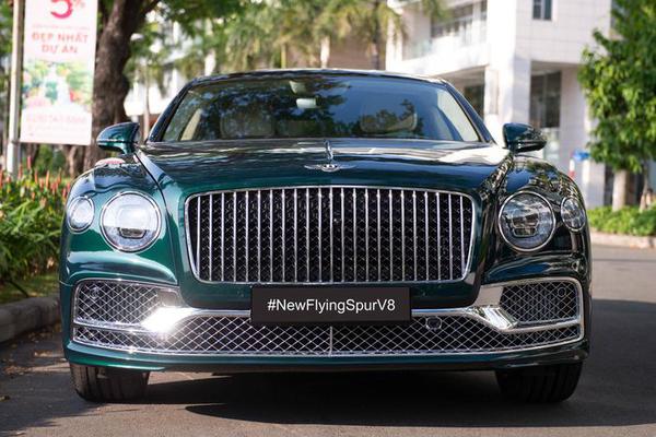 Khám phá Bentley Flying Spur V8 với màu sơn đặc biệt cập bến tại Việt Nam