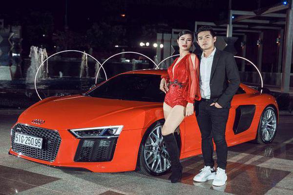 Đông Nhi và Ông Cao Thắng bên cạnh siêu xe Audi R8 V10 Plus hàng chục tỷ đồng