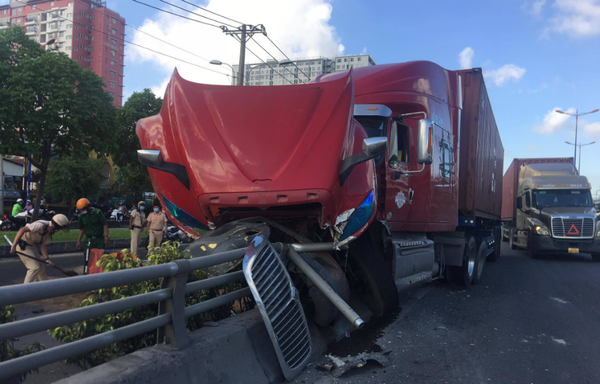Xe container mất kiểm soát, đâm thẳng vào taluy cầu vượt thép Thủ Đức