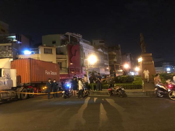 Người đàn ông điều khiển xe máy tông vào đuôi xe container đầu kéo tại Quận 5, tử vong tại chỗ