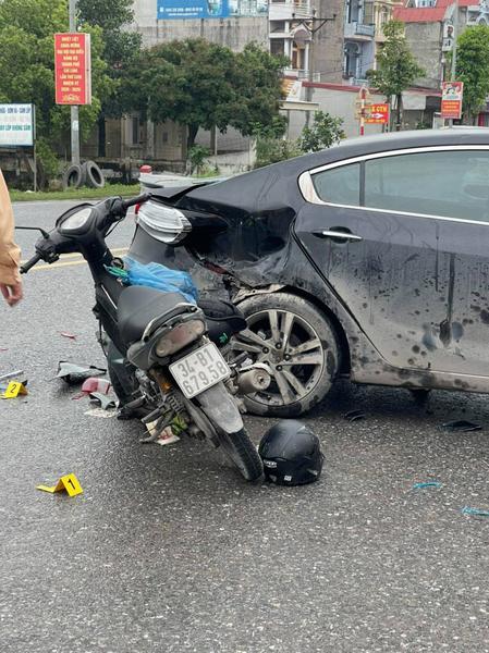 Tông trúng ô tô đang lùi xe, thanh niên điều khiển xe máy bị hất văng lên nóc xe, được đưa đi cấp cứu