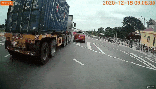 Mazda CX-5 chuyển làn không quan sát, bị xe container tông trúng, kéo lê một đoạn đường