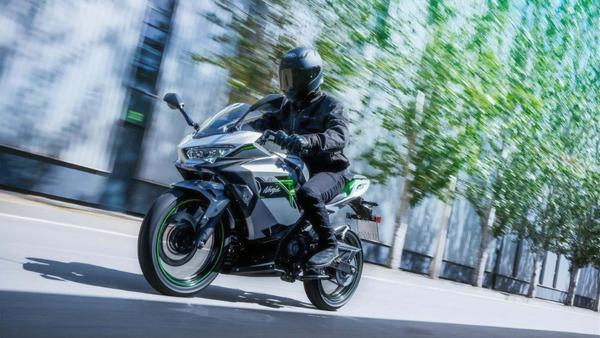 Mô tô điện Kawasaki Ninja e-1 và Z e-1 có thể đi lùi sẽ sớm ra mắt