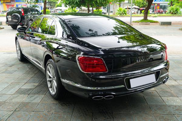 Bentley Flying Spur "lướt" chỉ 1.700 km rao bán giá 18,5 tỷ đồng