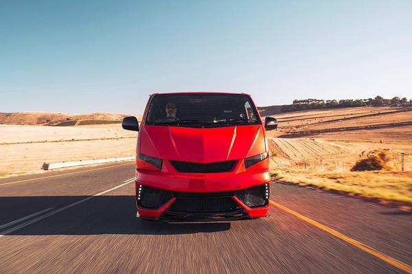 Minivan Toyota HiAce độ phong cách siêu xe Lamborghini, dùng động cơ V12 mạnh 600 mã lực