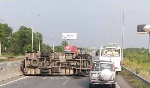 Ô tô tải bất ngờ nổ lốp trên cao tốc Long Thành khiến giao thông ùn tắc nghiêm trọng