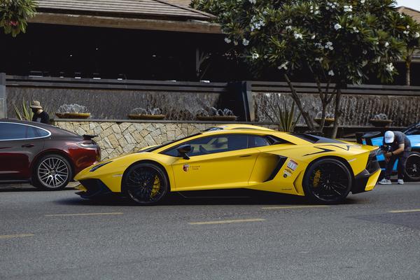 Lamborghini Aventador SV dạo biển Nha Trang cùng loạt siêu xe thể thao