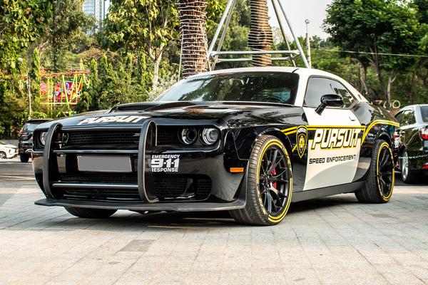Cận cảnh Dodge Challenger SRT-8 Hellcat bản độ tại TP.HCM