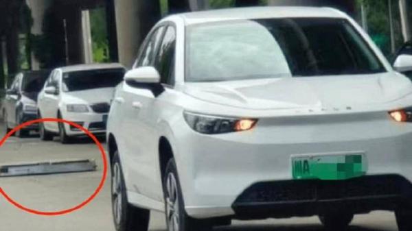 Xe điện Trung Quốc Geely Cao Cao 60 rụng pin giữa đường do dùng pin hoán đổi