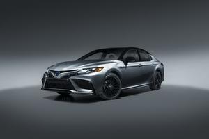 Toyota Camry Hybrid 2021 có giá khởi điểm 28.265 USD