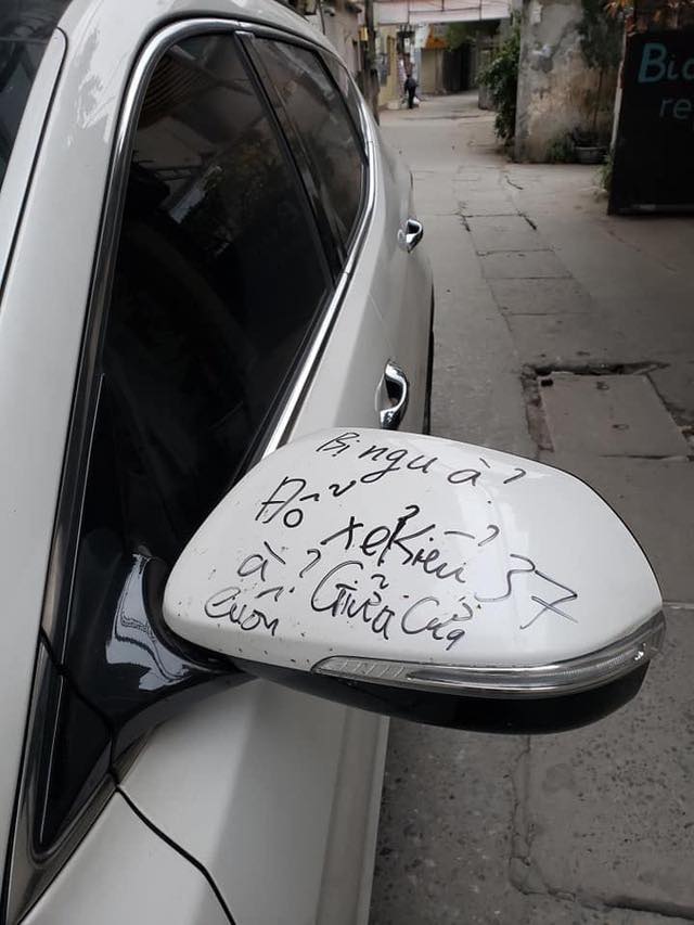 Cuộc chiến đỗ xe giữa chủ xe và chủ nhà không có hồi kết