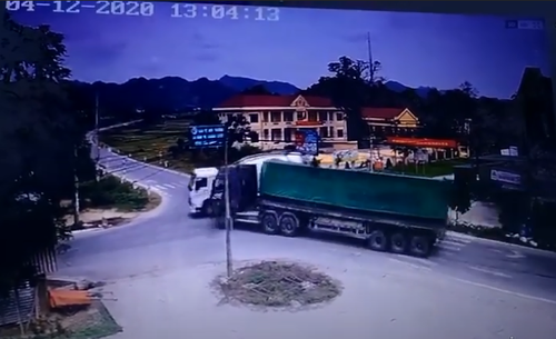 Xe bồn va chạm với xe đầu kéo tại ngã tư không có đèn tín hiệu, ai đúng ai sai ?