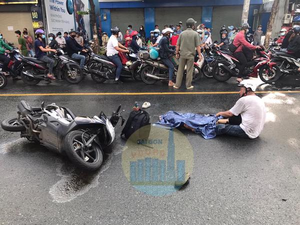 Người bố ôm thi thể con gái gào khóc sau tai nạn với xe buýt tại Thủ Đức